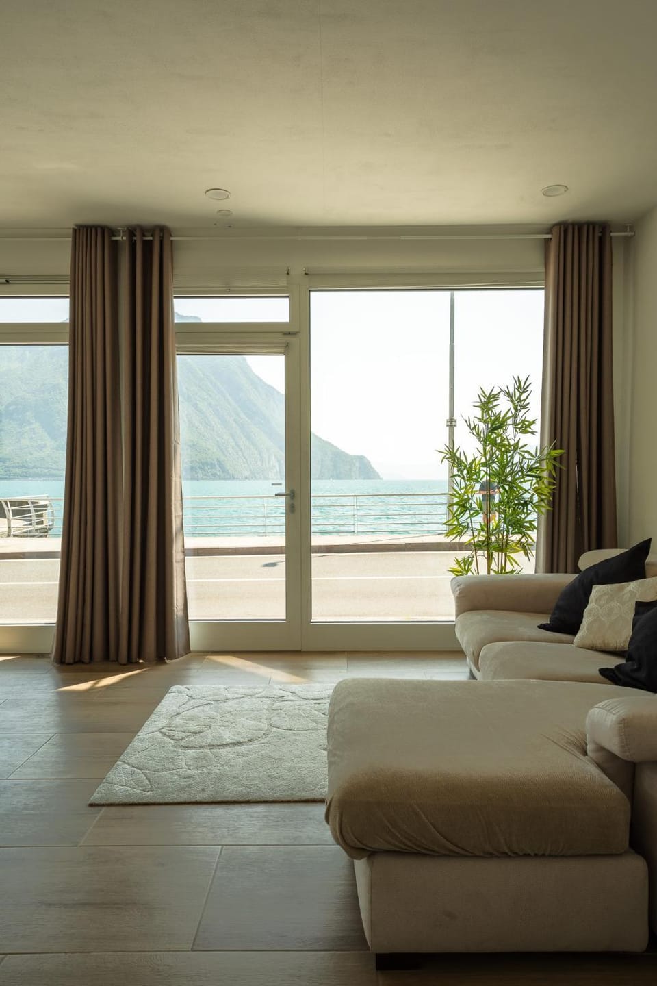 Bed, Natural landscape, Living room, Photo of the whole room, Seating area, Lake view, Mountain view