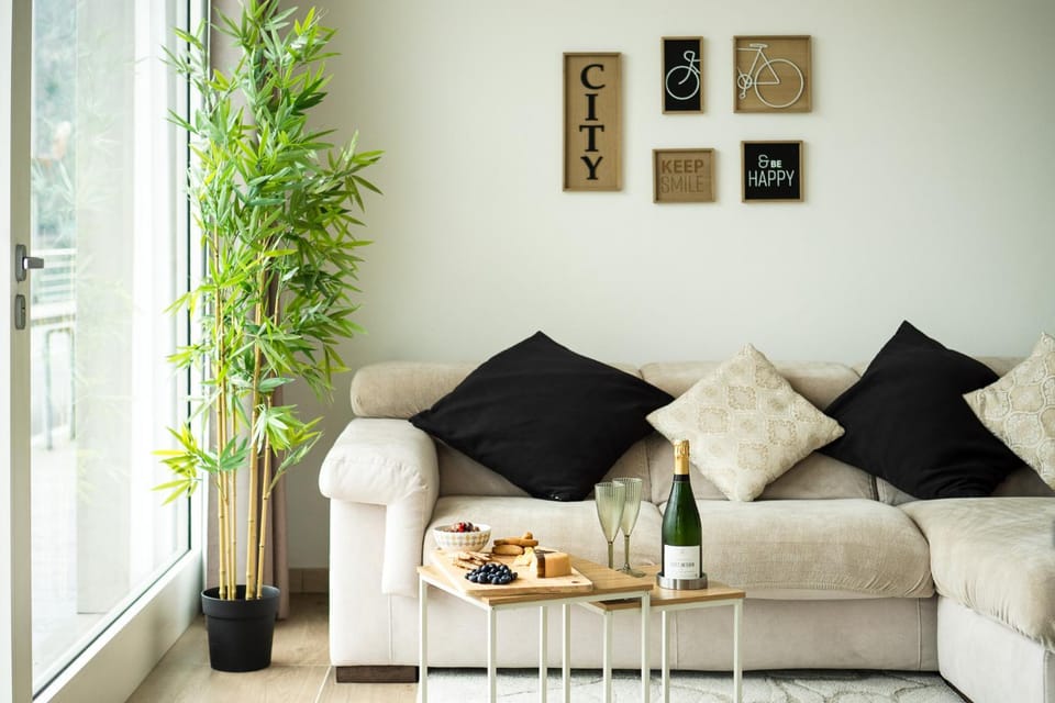 Living room, Food and drinks, Seating area, Drinks