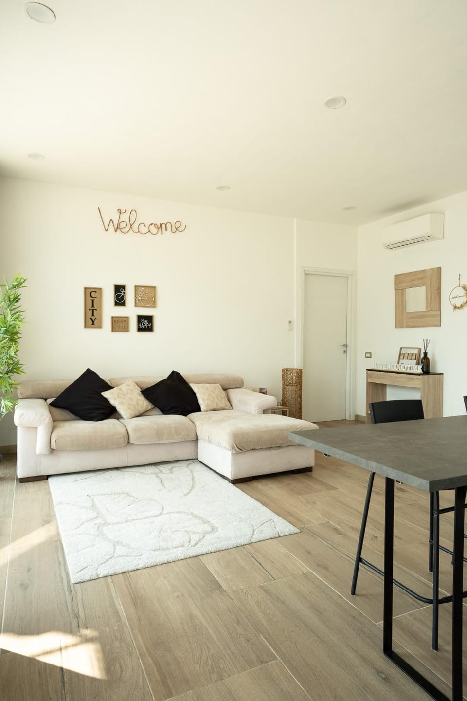 Kitchen or kitchenette, Living room, Seating area, Dining area