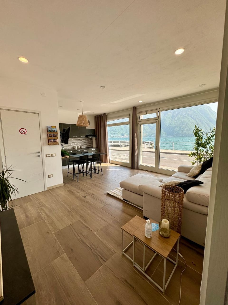Bed, Natural landscape, TV and multimedia, View (from property/room), Kitchen or kitchenette, Living room, Photo of the whole room, Seating area, Dining area, Mountain view, Sea view, pet friendly