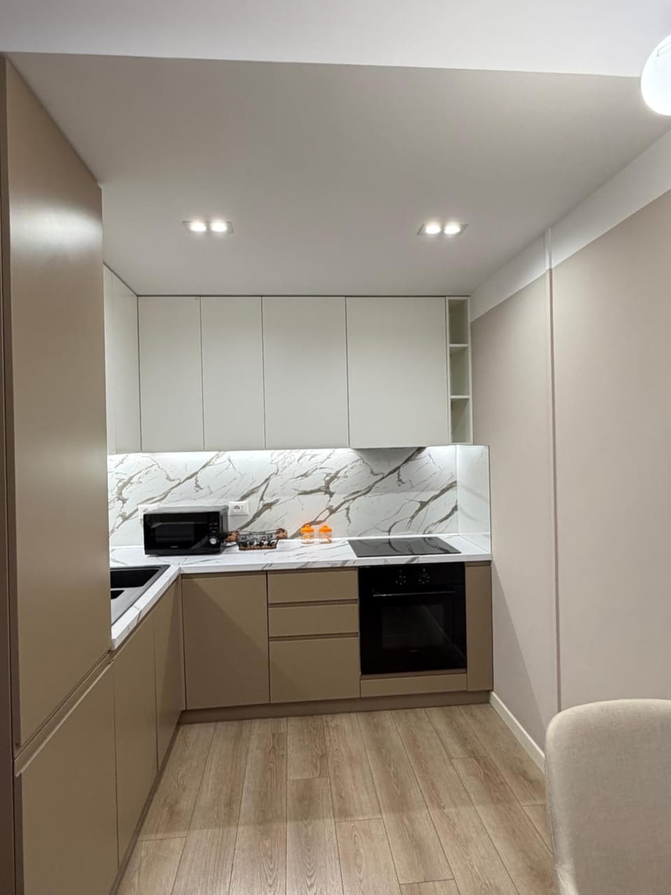 Kitchen or kitchenette, minibar