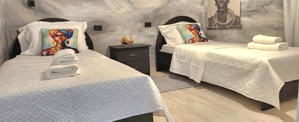 Bed, Bedroom, towels