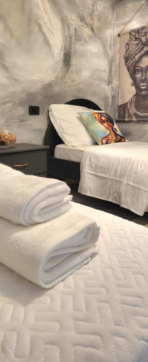 Bed, Bedroom, towels