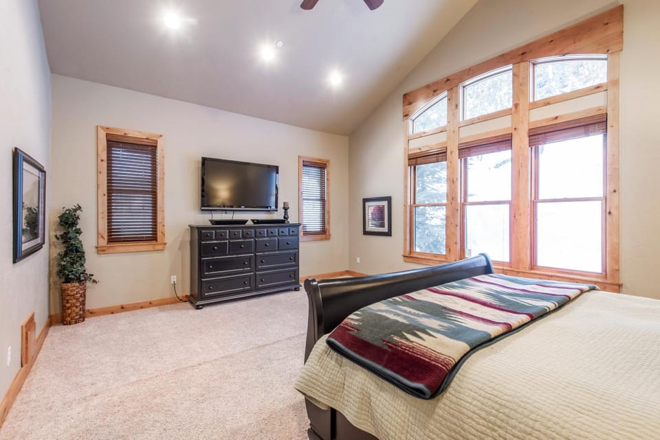 BOULDER RIDGE - 7 BD, HUGE THEATER, POOL TABLE, HOT TUB, SAUNA House in Sundance