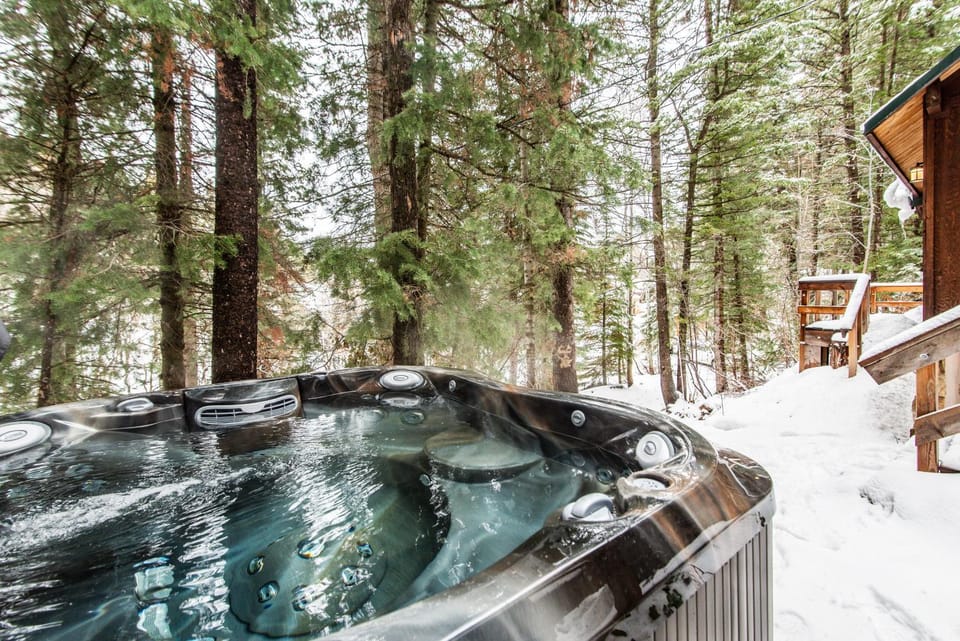 2 Bdrm w/Loft Walk to Ski Run Hot Tub Fireplace House in Sundance