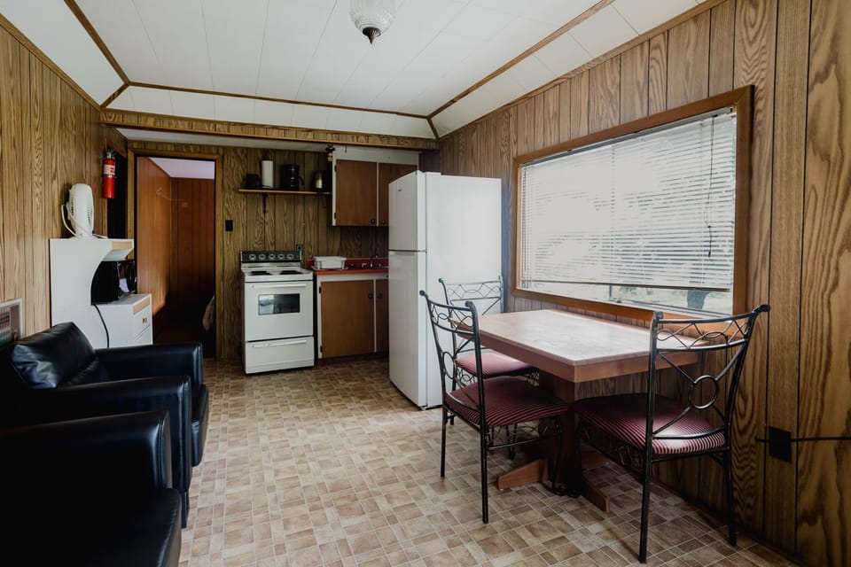 Coffee/tea facilities, Kitchen or kitchenette, Living room, Seating area, Dining area, microwave, oven, pet friendly, stove