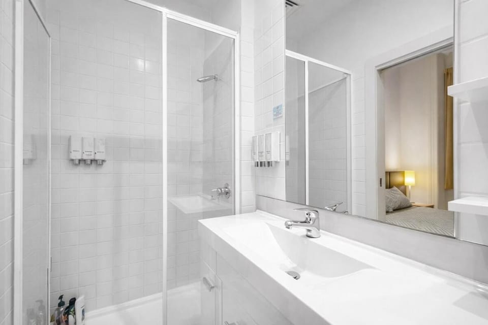 Bank Place Hotel Standard Room 4m Ceiling Height Queen Bed Washing Machine Preferred for Business Travel Apartment in Melbourne