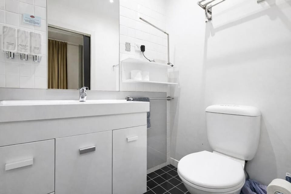 Bank Place Hotel Standard Room 4m Ceiling Height Queen Bed Washing Machine Preferred for Business Travel Apartment in Melbourne
