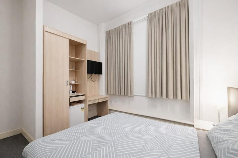 Bank Place Hotel Standard Room 4m Ceiling Height Queen Bed Washing Machine Preferred for Business Travel Apartment in Melbourne