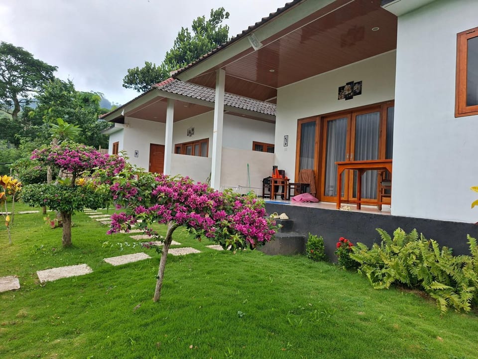 Property building, Day, Garden, Garden view