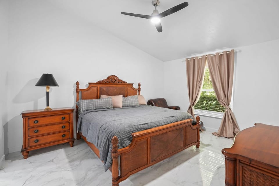 3BR Getaway • Pool Access • Screened Lanai House in Naples
