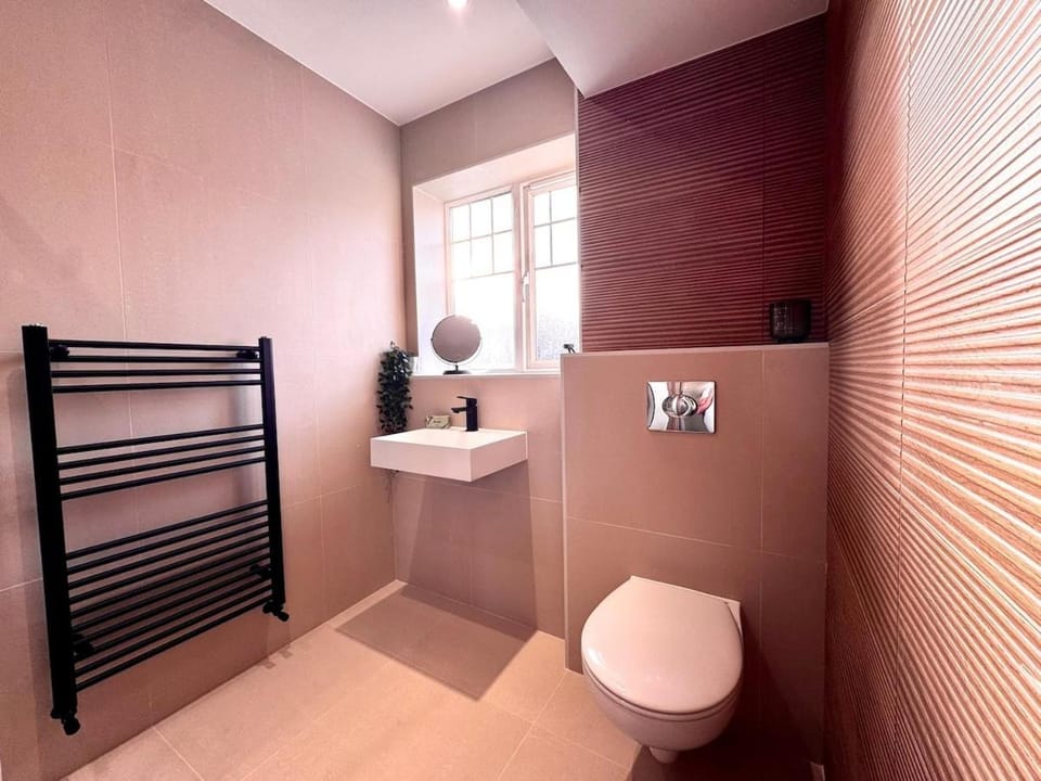 WOW! 4-Bed Home Newly Renovated! Great Location! Near to Poole, Bournemouth, Sandbanks & Lighthouse Theatre House in Poole