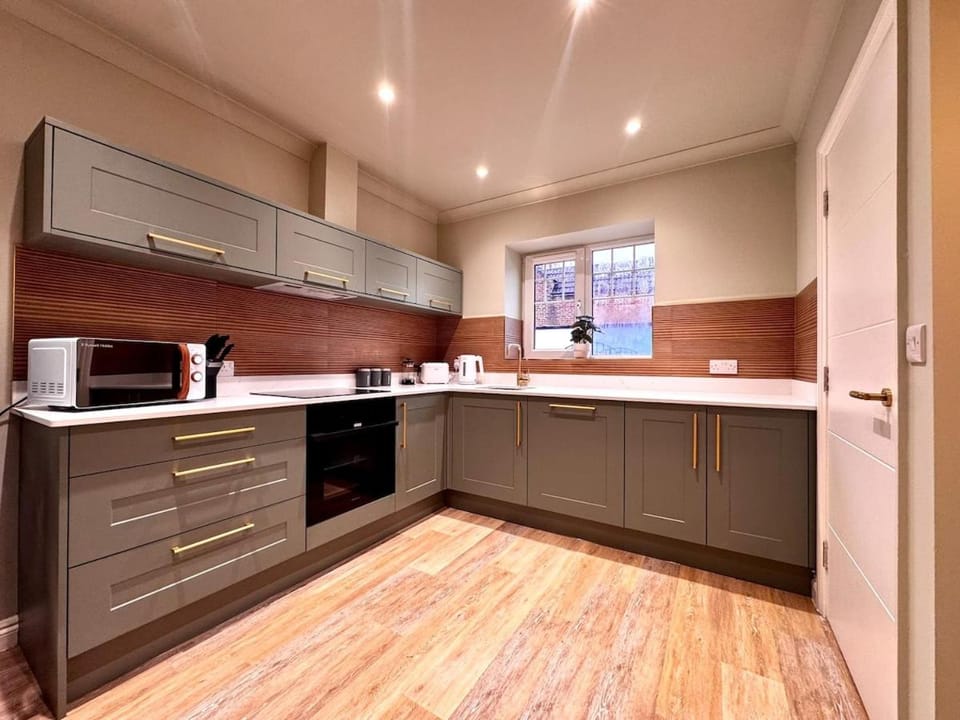 WOW! 4-Bed Home Newly Renovated! Great Location! Near to Poole, Bournemouth, Sandbanks & Lighthouse Theatre House in Poole