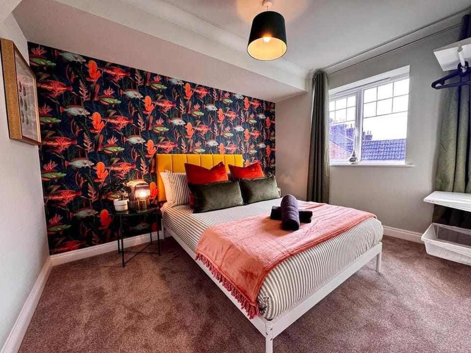 WOW! 4-Bed Home Newly Renovated! Great Location! Near to Poole, Bournemouth, Sandbanks & Lighthouse Theatre House in Poole