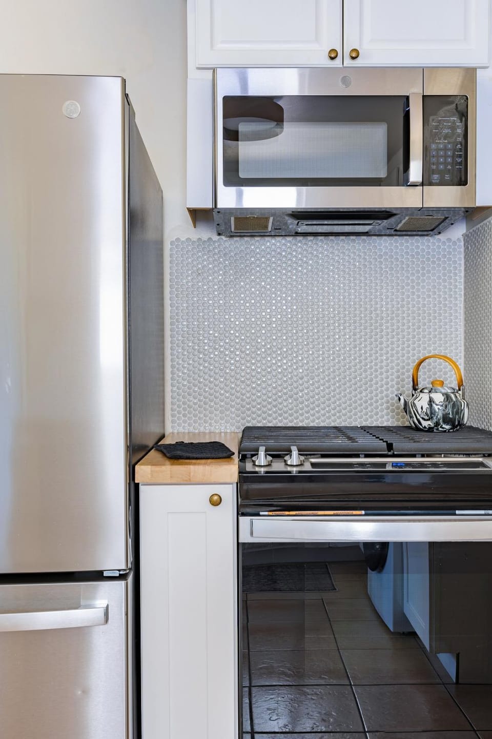 Kitchen or kitchenette, microwave, oven, stove