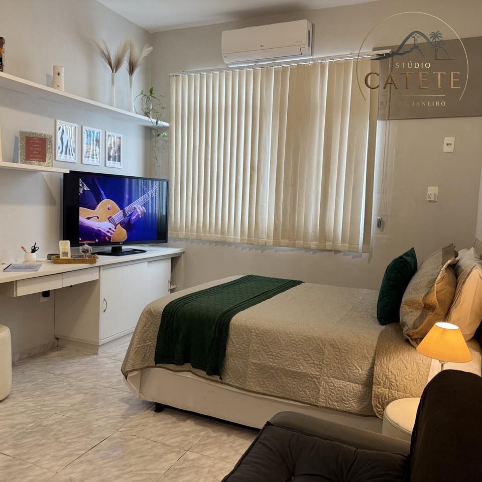 Bed, TV and multimedia, Photo of the whole room, Bedroom, air conditioner
