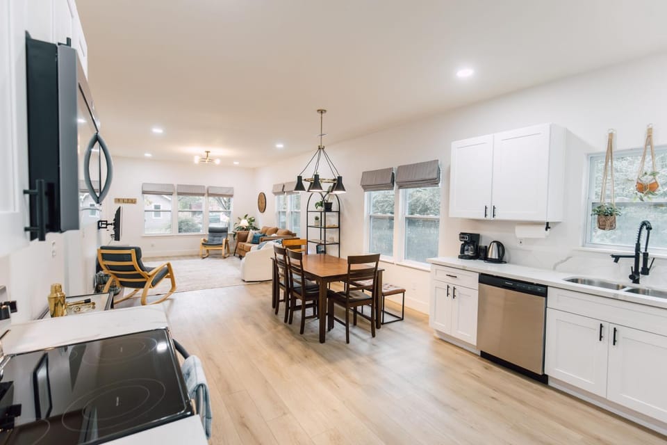 Kitchen or kitchenette, Dining area, dishwasher, oven