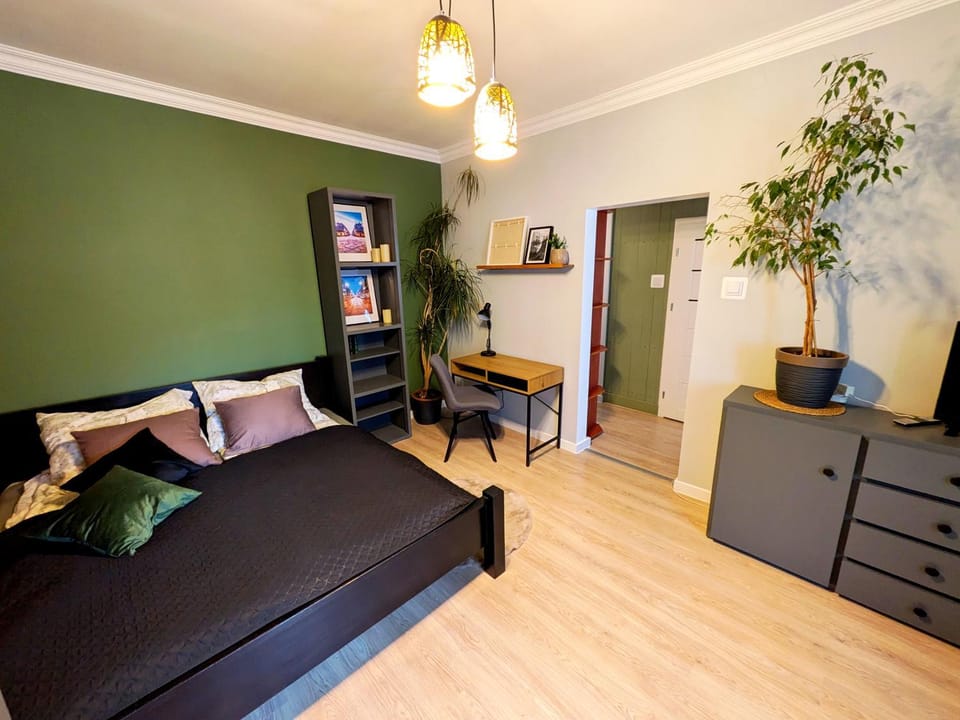 Bed, Photo of the whole room, Seating area, Bedroom