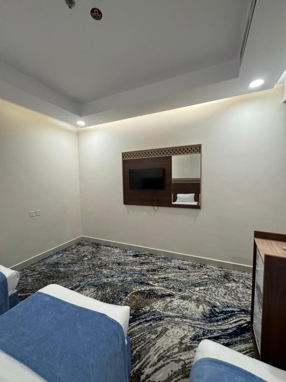Bed, TV and multimedia, Photo of the whole room, Bedroom