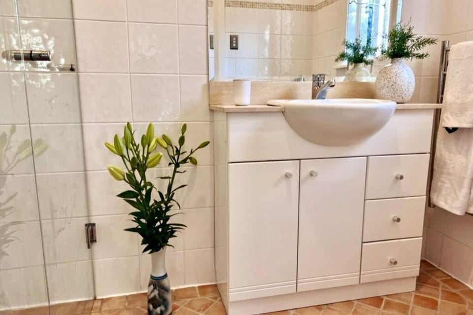 Spacious 3-bedroom ocean-view home, walk to beach Villa in Manly