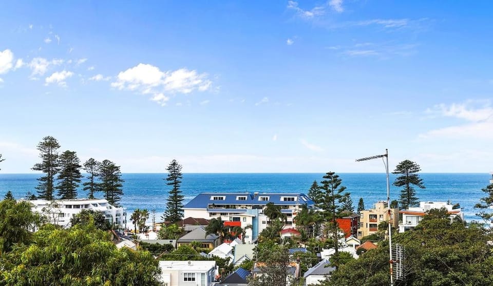 Spacious 3-bedroom ocean-view home, walk to beach Villa in Manly