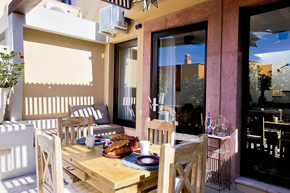 Patio, Restaurant/places to eat, Day, Balcony/Terrace, Seating area