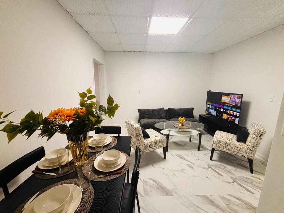 TV and multimedia, Coffee/tea facilities, Living room, Seating area, Dining area