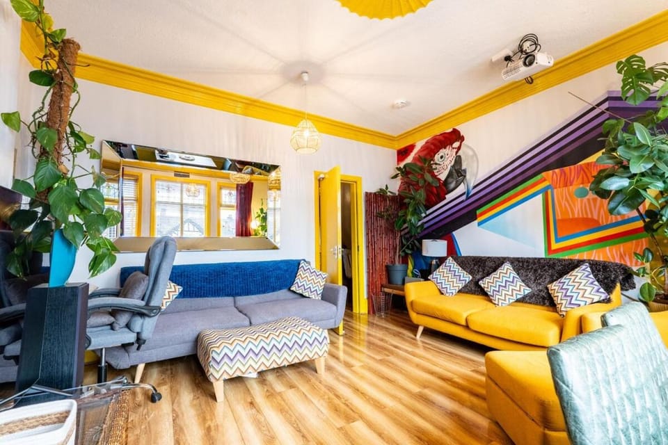 Vibrant 3 Bedroom Art Duplex Spacious & Unique Apartment in Stretford