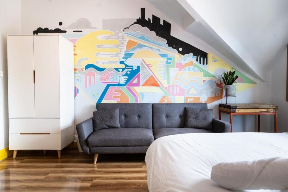 Vibrant 3 Bedroom Art Duplex Spacious & Unique Apartment in Stretford