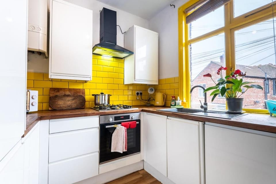 Vibrant 3 Bedroom Art Duplex Spacious & Unique Apartment in Stretford