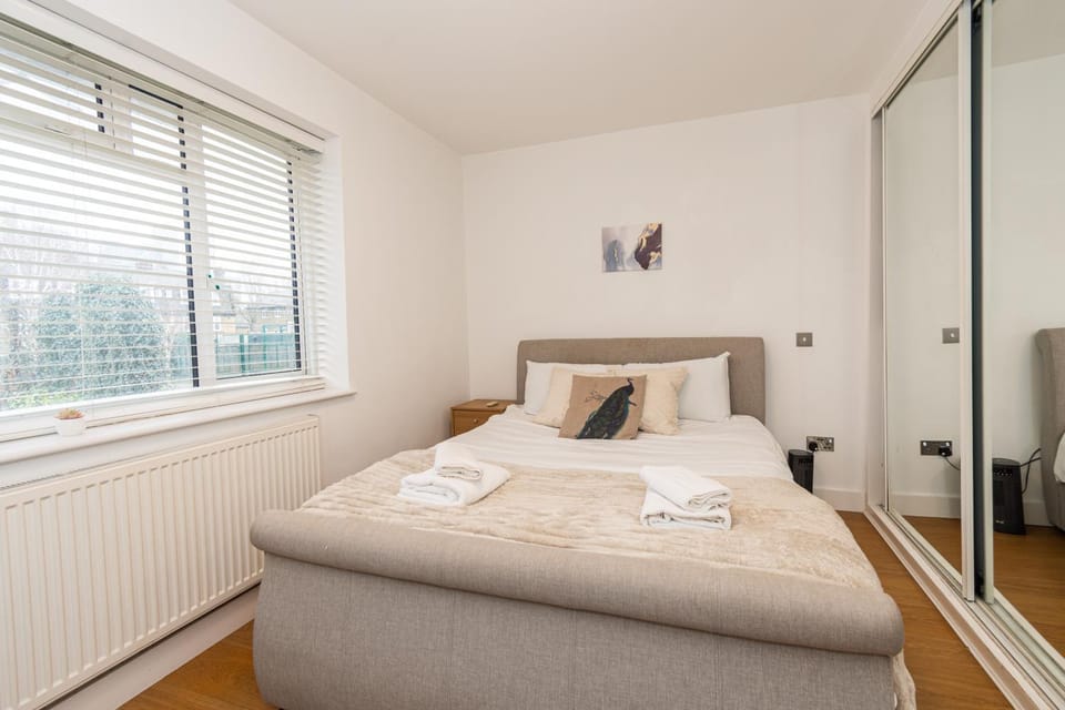 Bed, Photo of the whole room, Bedroom, internet, towels