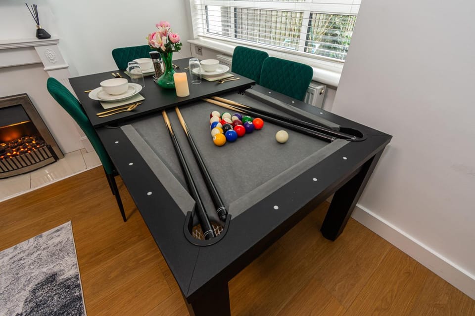 Billiard, Billiard, Game Room, Dining area