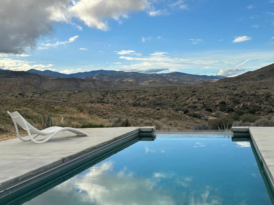 AMFM Art Music Film Motel, walk Pappy's & Red dog Villa in Pioneertown