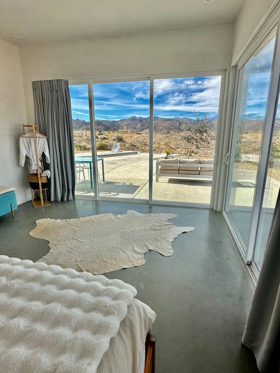 AMFM Art Music Film Motel, walk Pappy's & Red dog Villa in Pioneertown