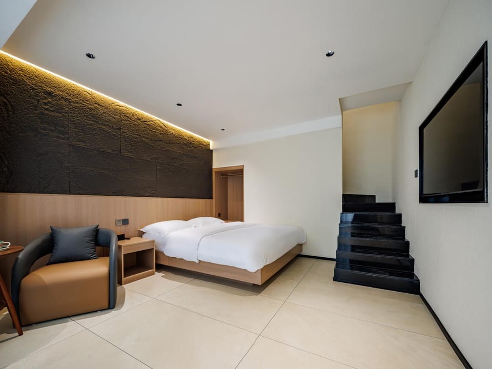 Bed, TV and multimedia, Photo of the whole room, Bedroom