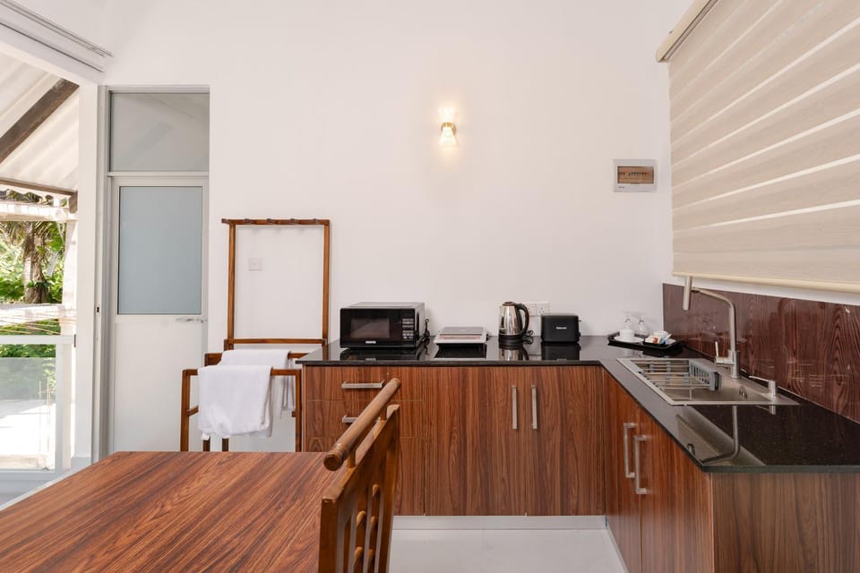 Kitchen or kitchenette, Dining area, microwave, minibar, toaster