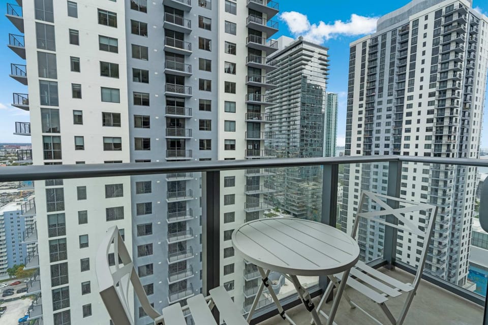 Urban Oasis Luxury Suite- Sky High Amenities House in Miami