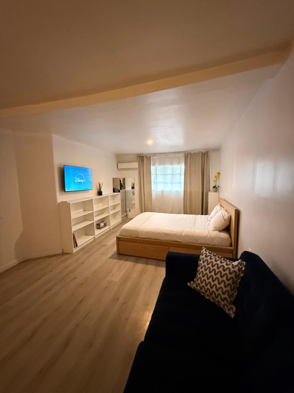 Bed, TV and multimedia, Photo of the whole room, Bedroom