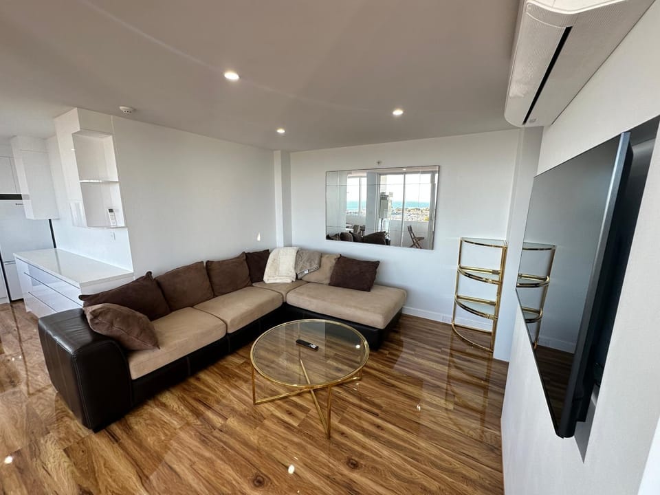 Beachfront Views & Prime Location Apartment in Saint Kilda