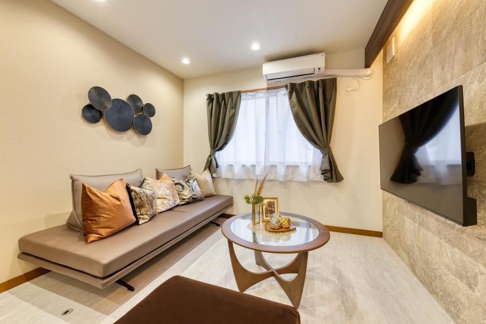 TV and multimedia, Living room, Seating area, air conditioner