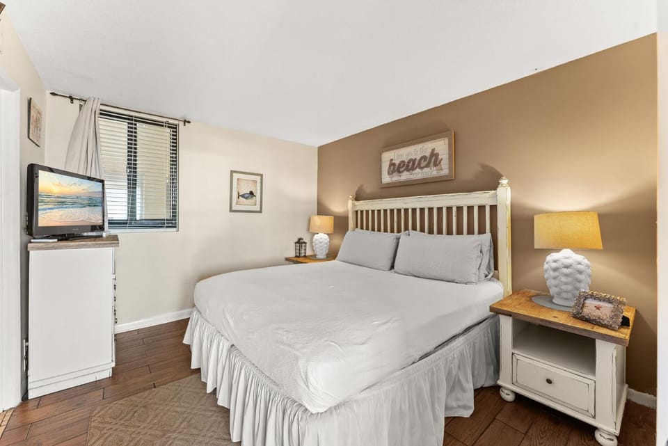 Sunbird Gulf-Front! Largest Floor Plan! Beach Chairs Apartment in Panama City Beach