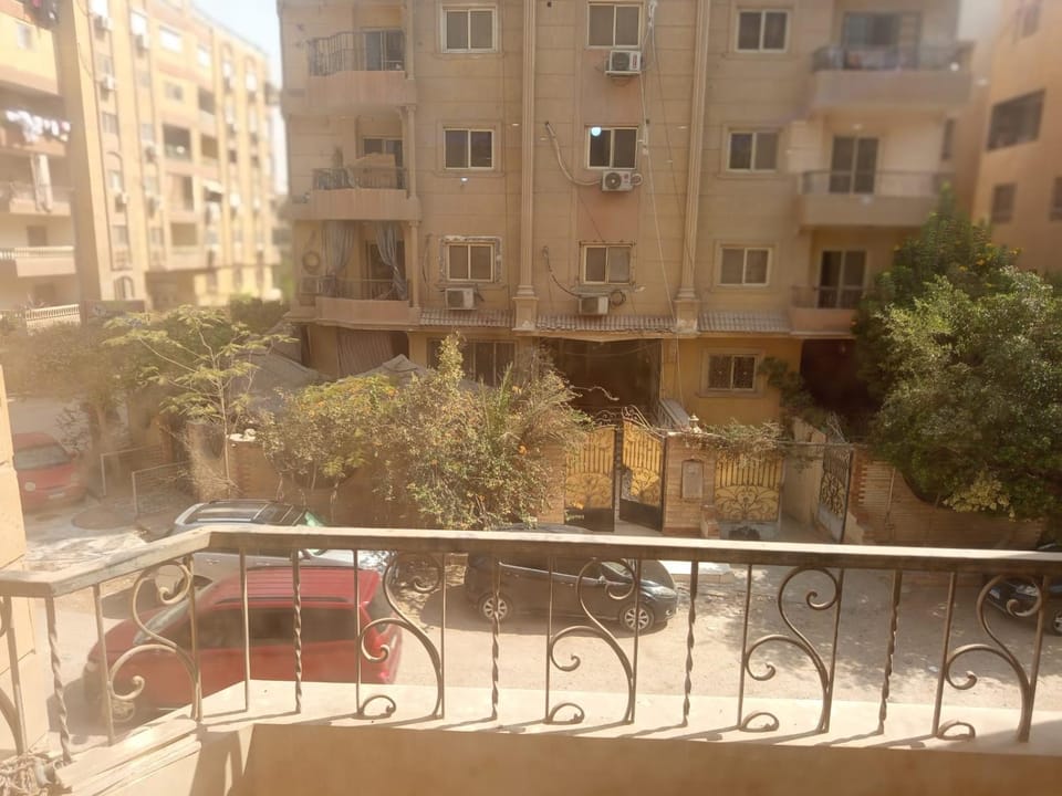 Big home for rent besides pyramids giza and big museum 3 room 5 beds 2 bathroom all service allowe Apartment in Egypt