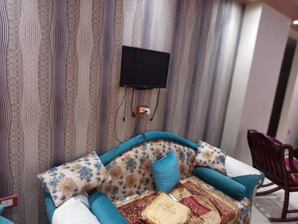 Big home for rent besides pyramids giza and big museum 3 room 5 beds 2 bathroom all service allowe Apartment in Egypt