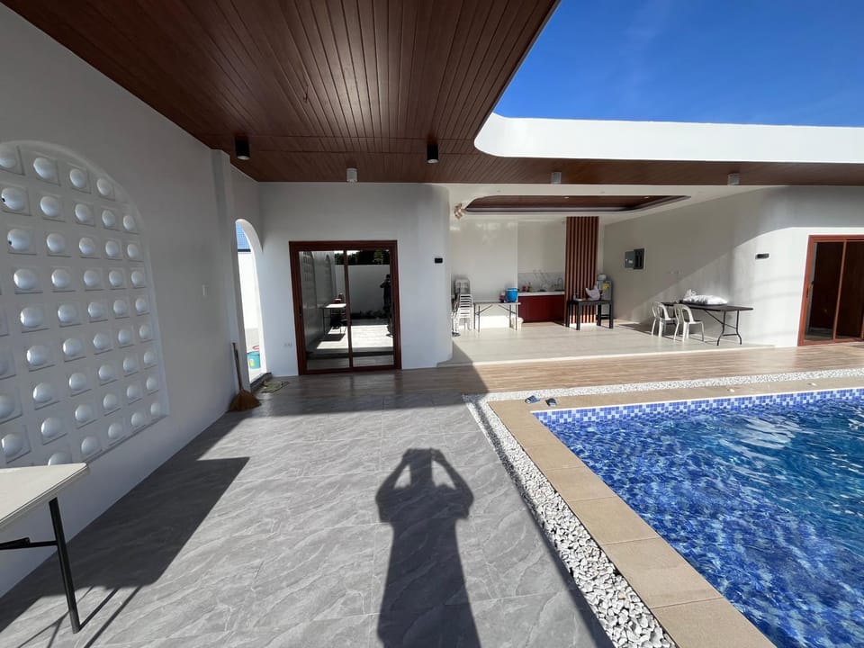 Property building, Patio, Day, Dining area, Pool view, Swimming pool, sunbed