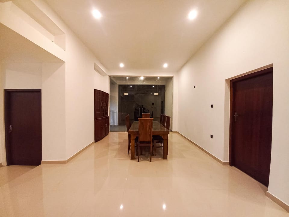 Breeze Airport Transit Villa Bed and Breakfast in Western Province