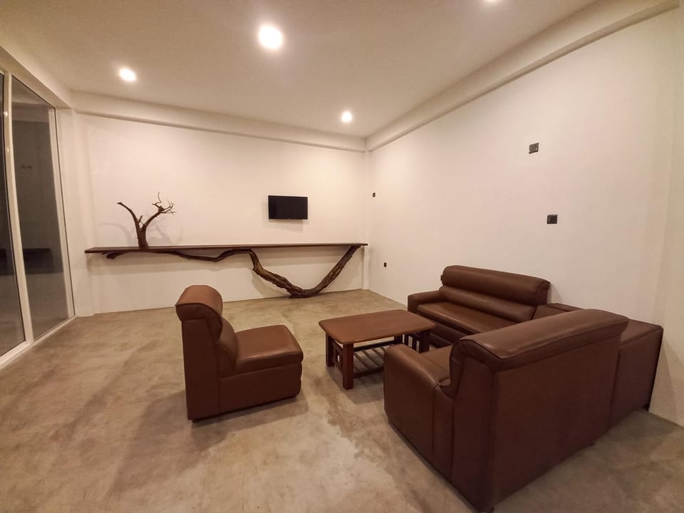Breeze Airport Transit Villa Bed and Breakfast in Western Province