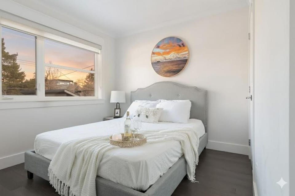Family friendly Lux house Near University Train Hospital Villa in Edmonton