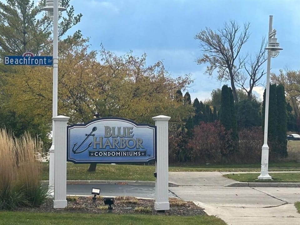 Beachfront Condo - Walk to Beach, Sunrise views Apartment in Sheboygan
