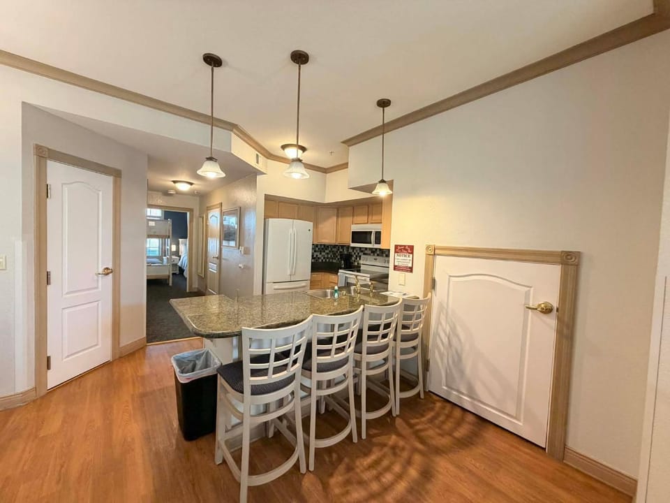 Kitchen or kitchenette, Seating area, microwave