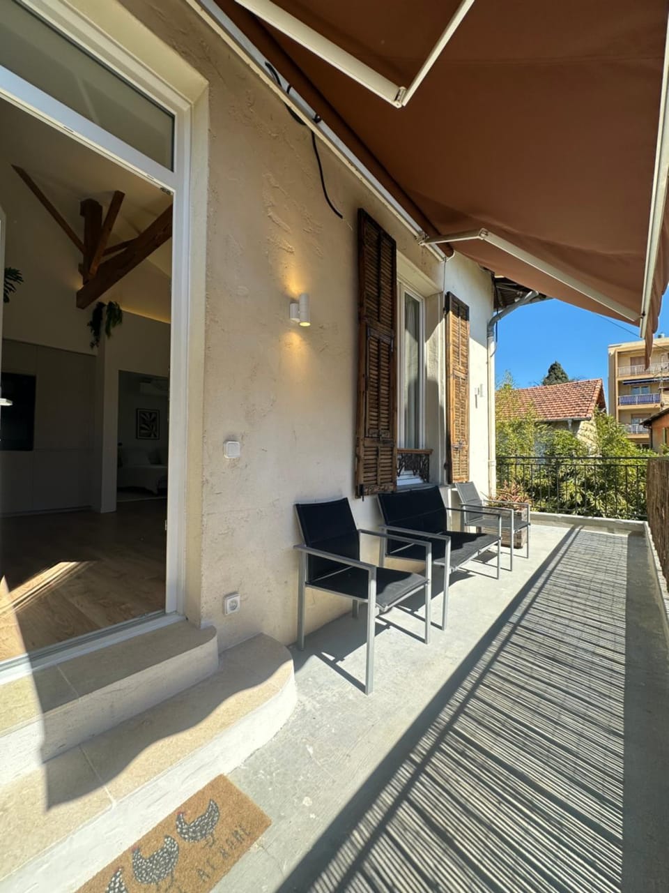 Property building, Day, Balcony/Terrace